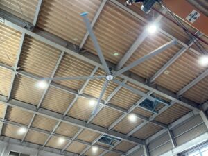 空気循環で作業環境を改善‼工場用シーリングファンの特徴と導入ポイント‼