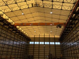 テント倉庫とホイストクレーンの組み合わせで実現する効率的な作業環境！