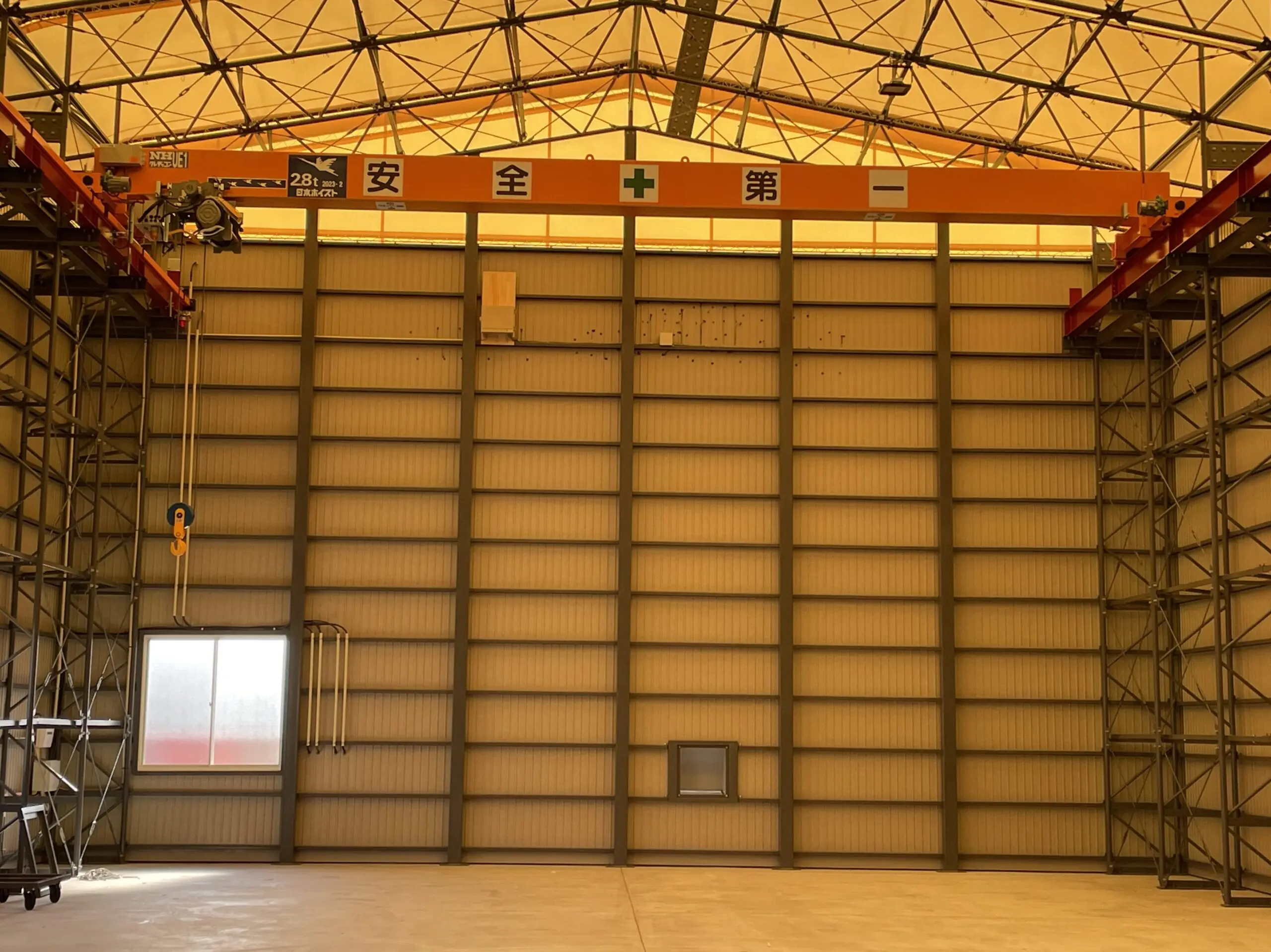 テント倉庫とホイストクレーンの組み合わせで実現する効率的な作業環境 