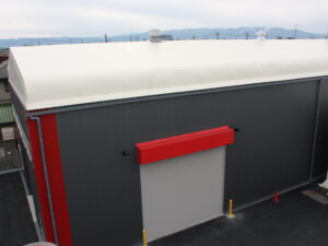 テント倉庫の生地とガルバリウム鋼板、それぞれのメリットについて徹底解説!!