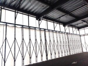 入口の仕様はカスタマイズ自由‼ハンガードアやカーテンについてご紹介いたします‼